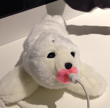 Das Roboter-Robbenbaby Paro. 